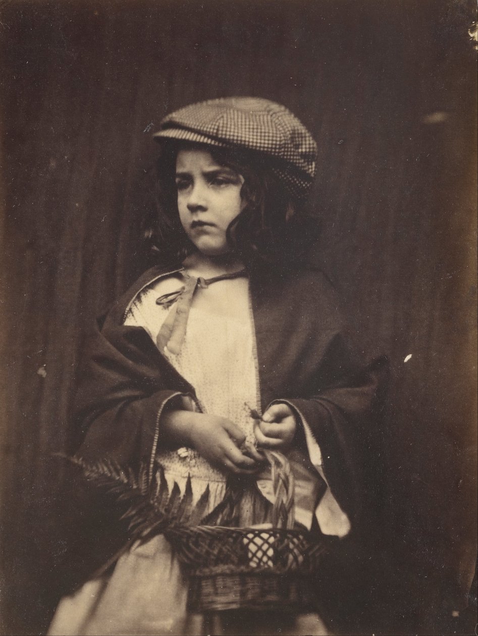 Mladá dívka držící košík od Lewis Carroll