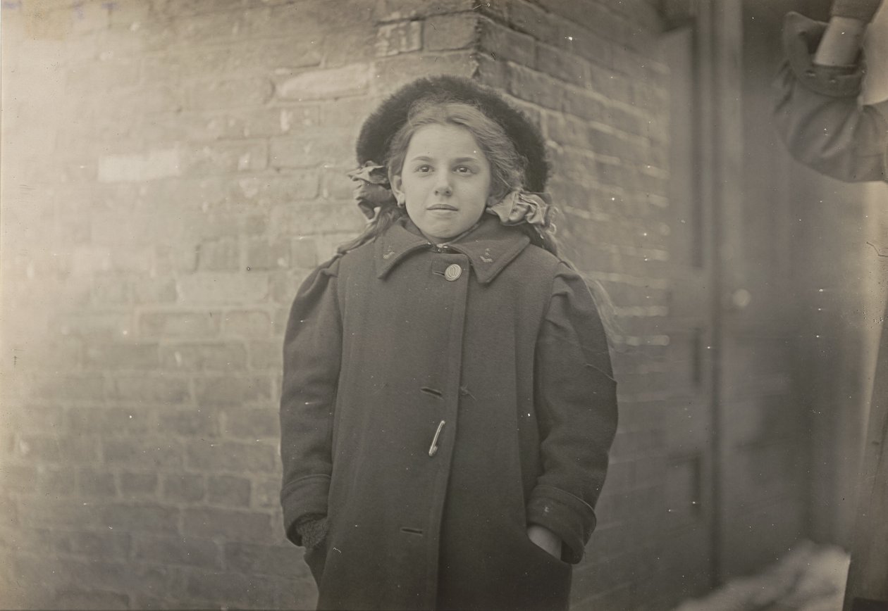 Mery Hornová, nahrbená, zhoršená těžkým nákladem papírů, které nesla. Hartford, Connecticut, březen 1909 od Lewis Hine