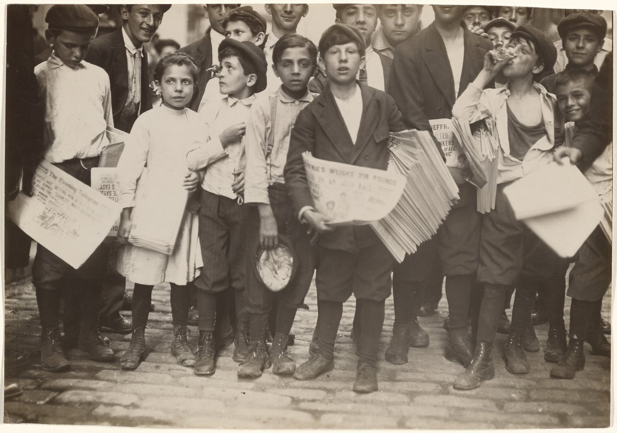 [dav dívek z filmu Newsies, včetně jedné dívky] od Lewis W. Hine