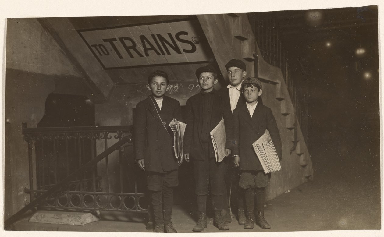 [Čtyři novináři u vchodu do metra, New York] od Lewis W. Hine