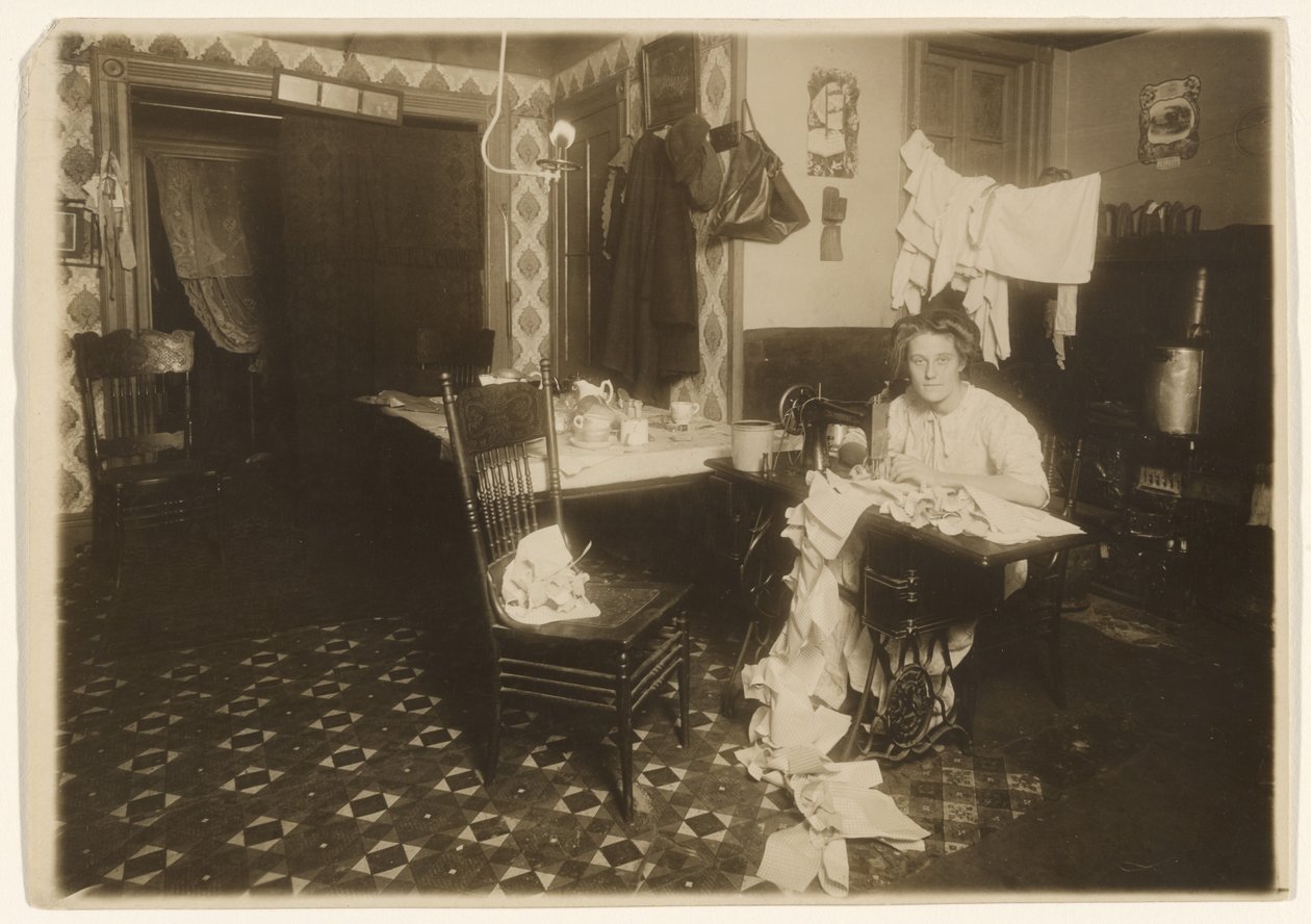 [Domácí práce (Žena u šicího stroje)] od Lewis W. Hine