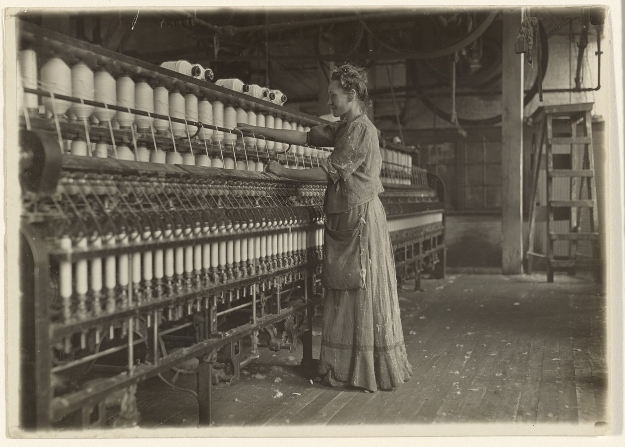 Ve staromódní textilce (přádelně). od Lewis W. Hine