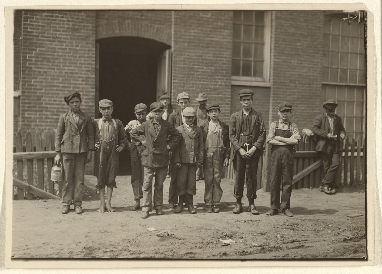 [Dělníci před mlýnem, Massachusetts] od Lewis W. Hine