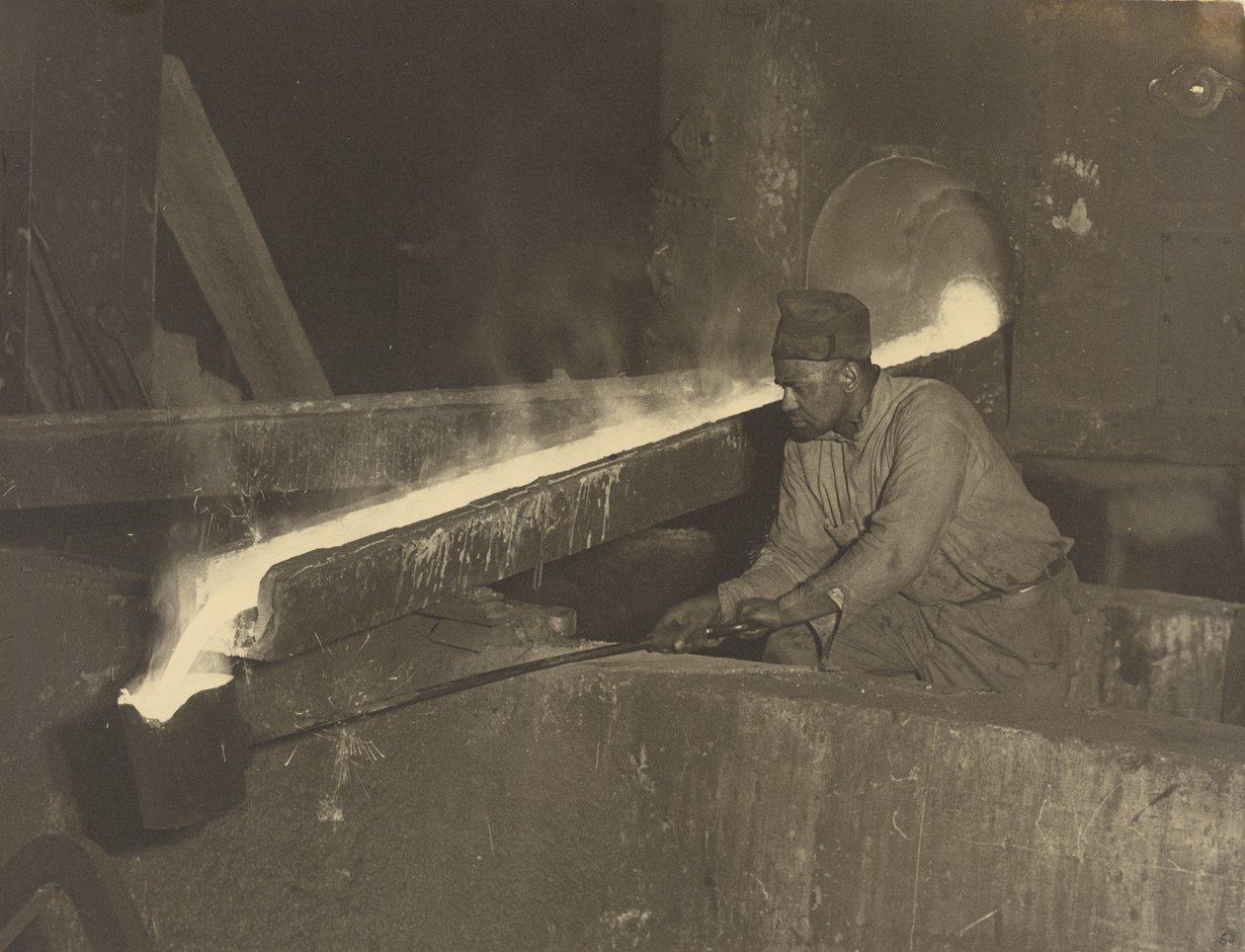 [pomocník formíře, Baldwin Locomotive Plant] od Lewis W. Hine