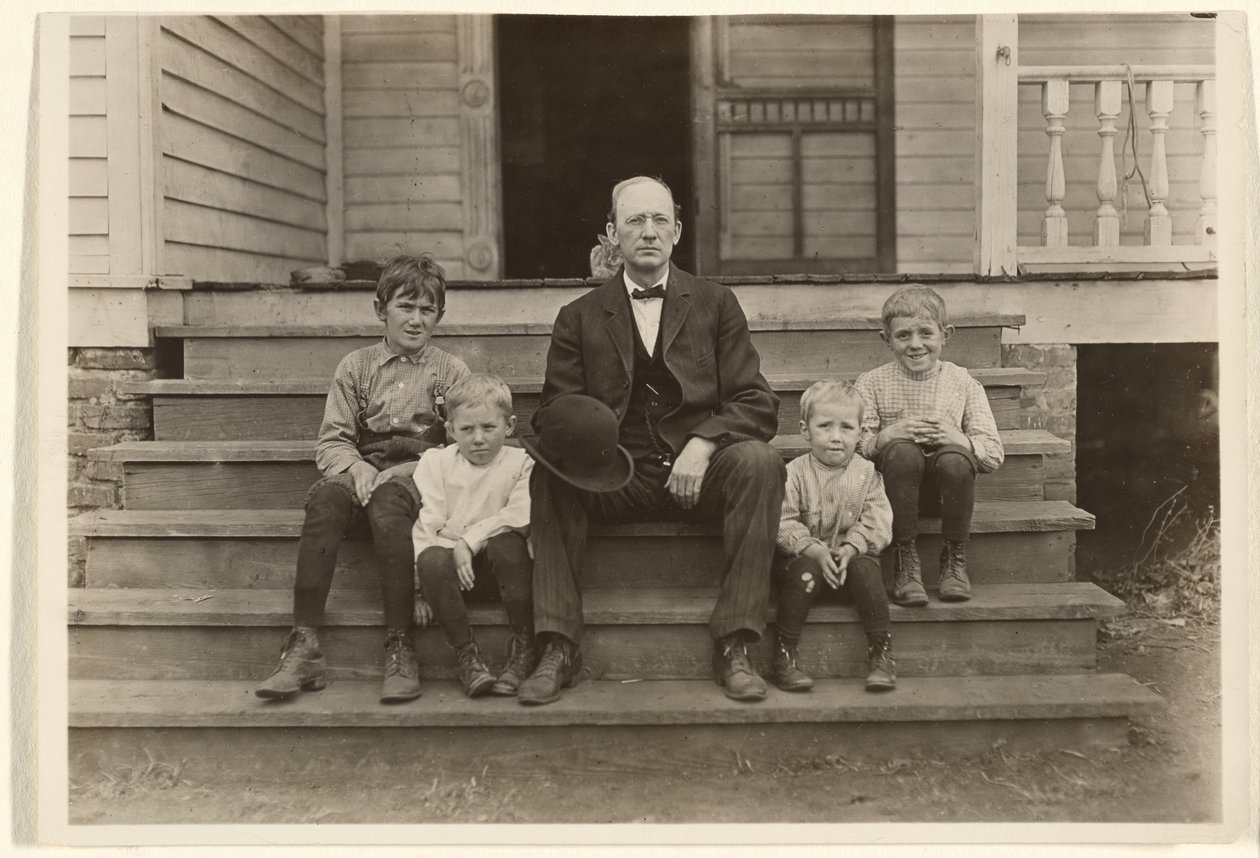 [pan Smith, správce ve Wylieho mlýně, se čtyřmi dětmi, Chester, Jižní Karolína] od Lewis W. Hine