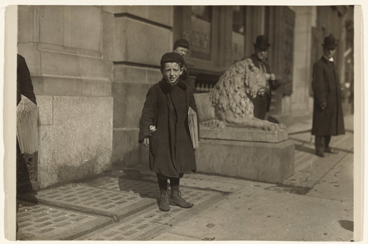Newsboy od Lewis W. Hine