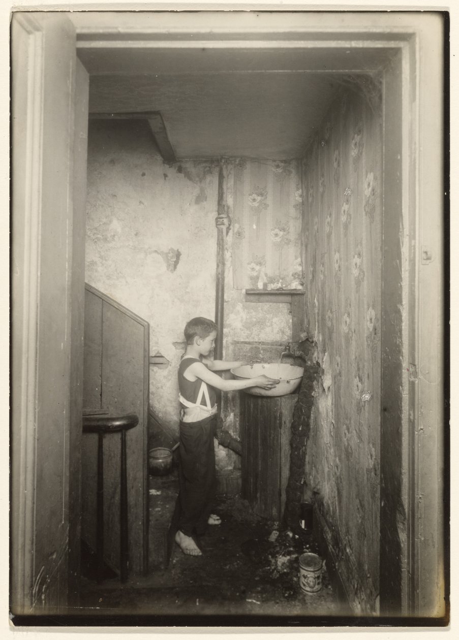 Jeden kohoutek pro celý činžák, N.Y. od Lewis W. Hine
