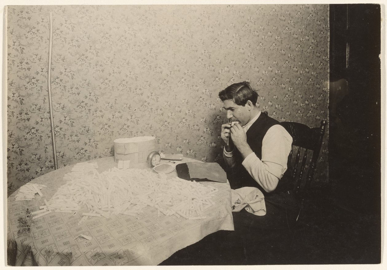 Rolling Cigarettes in N.Y. Tenement/[Domácí úkol] od Lewis W. Hine