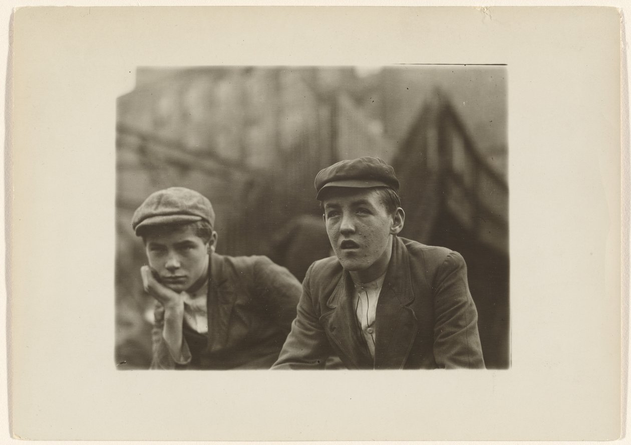 Dva chlapci v kabátech a čepicích, New Jersey od Lewis W. Hine