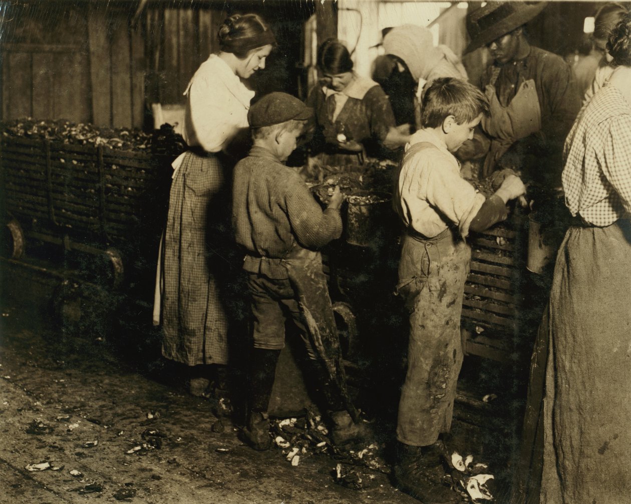 10letý Jimmie, který loupe 3 roky (6 hrnců denně) s 11letým chlapcem, který loupe 7 hrnců ve Varn und Platt Canning Co., Bluffton, Jižní Karolína, 1913 od Lewis Wickes Hine