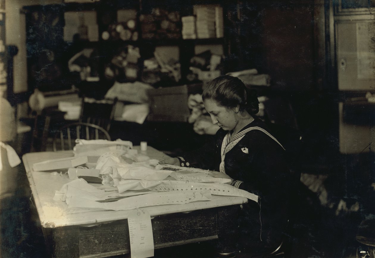 Patnáctiletá Marie Vancanvenbergová pracuje na korzetech pro Madam Claff na ulici Boylston 420 v Bostonu, Massachusetts. od Lewis Wickes Hine