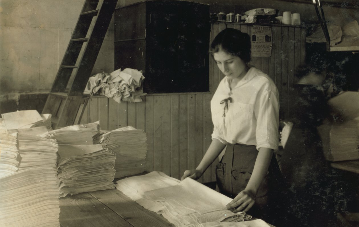 15letá dívka skládá ručníky v prádelně Bonanno, Boston, Massachusetts od Lewis Wickes Hine