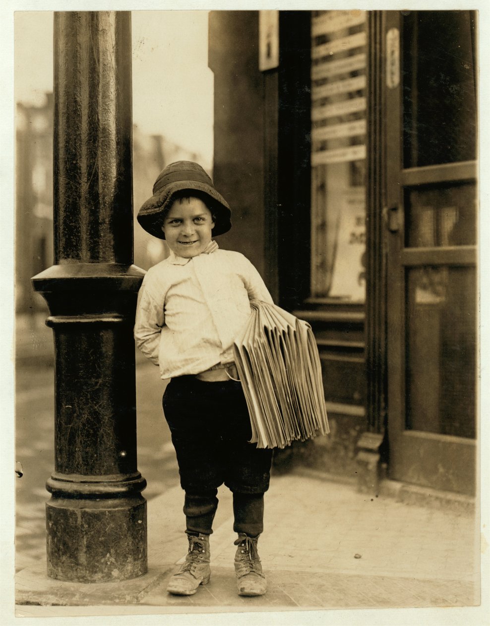 6letý novinář, známý jako Little Fattie a vysoký pouze 3 stopy 4 palce, pracuje rok v St. Louis, Missouri, 1910 od Lewis Wickes Hine