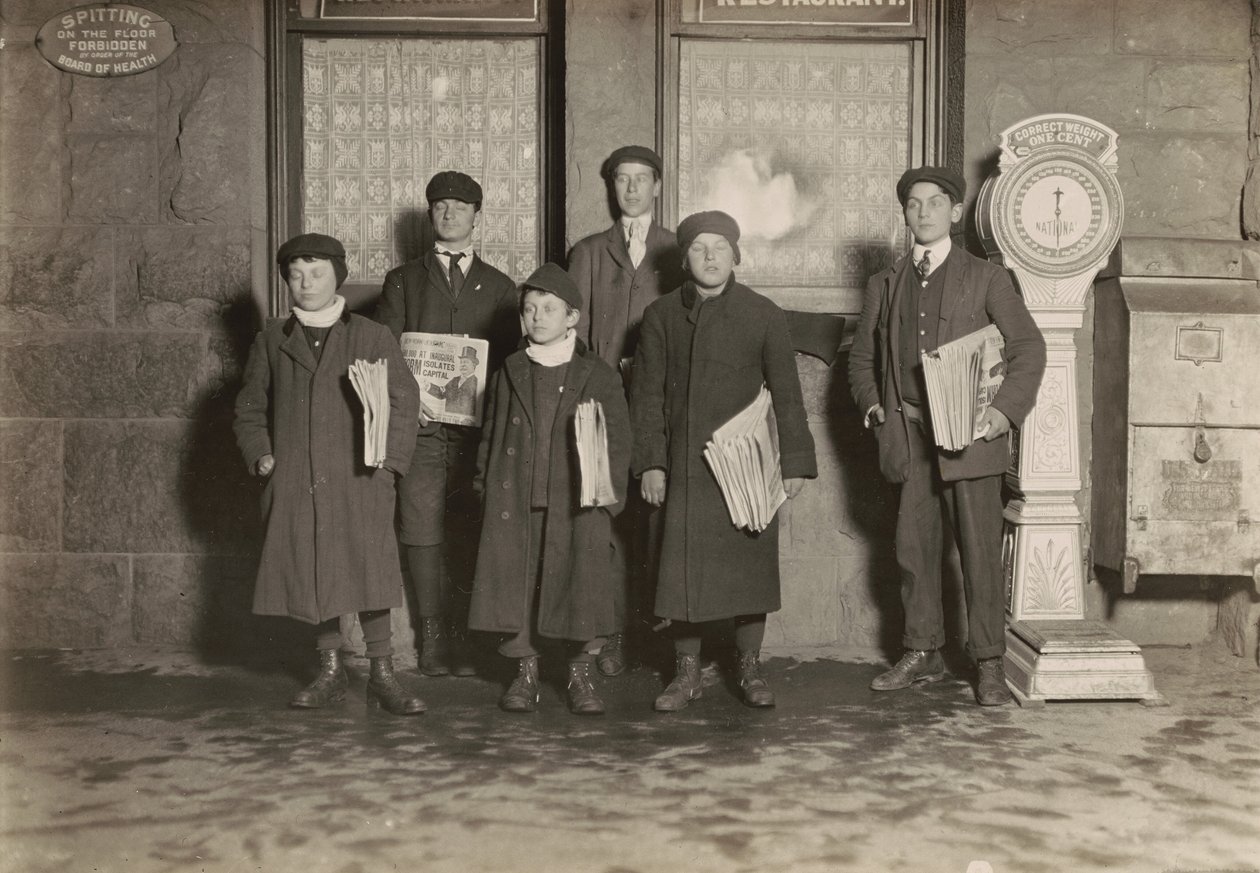 20:30 Skupina novinářů prodává v depu, Hartford, Connecticut. Nejmenšímu chlapci je 11 let, březen 1909 (foto) od Lewis Wickes Hine