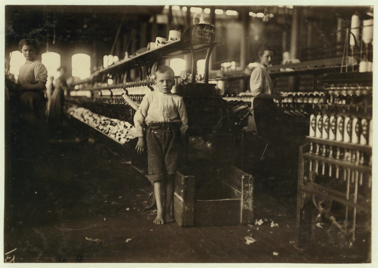 8letý Leo, jen 4 stopy vysoký, sbírá cívky za 15 centů denně v Elk Cotton Mills, Fayetteville, Tennessee, 1910 od Lewis Wickes Hine