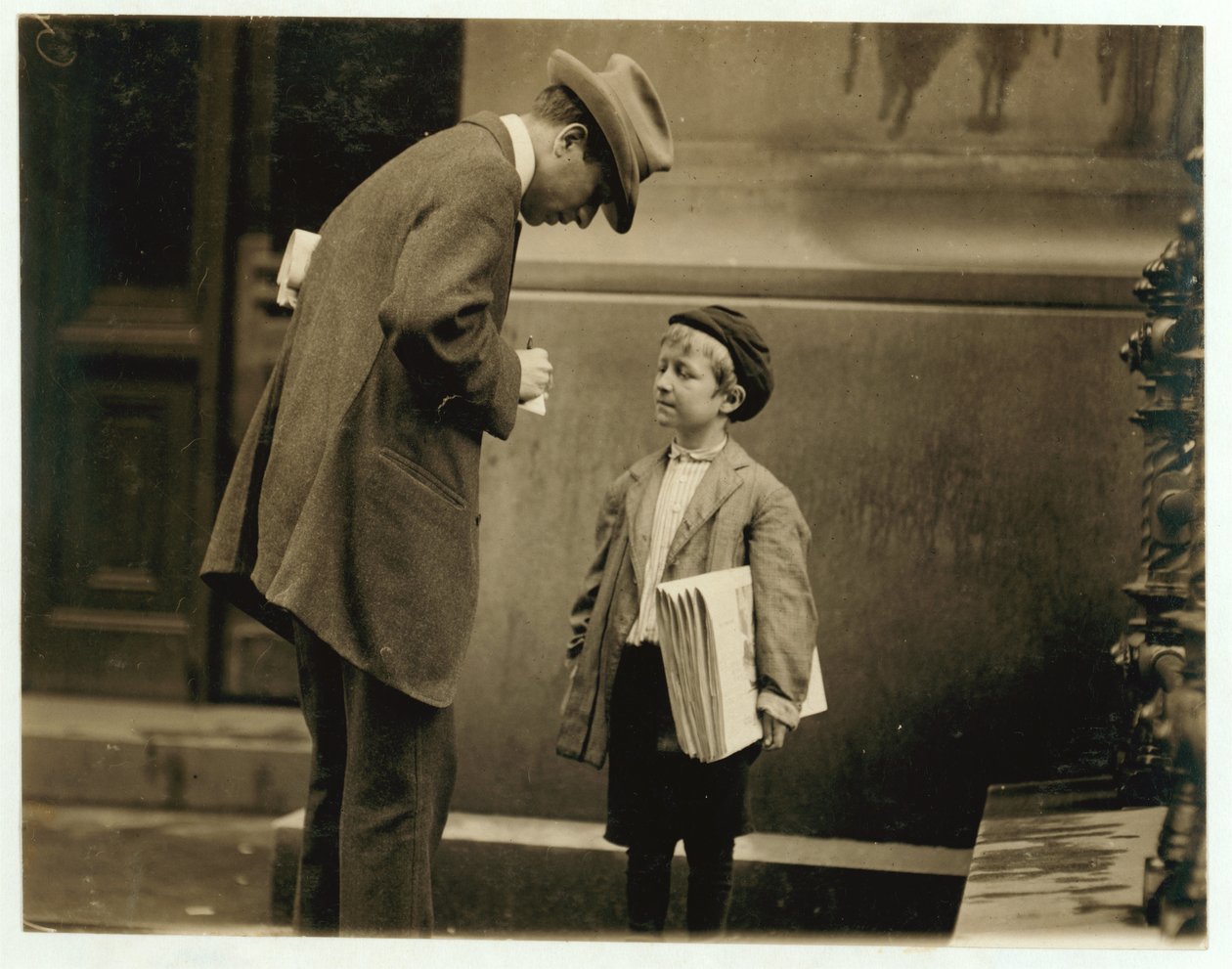 8letý novinář Michael McNelis, který se právě zotavil z druhého záchvatu zápalu plic, prodával noviny v dešťové bouři, Philadelphia, Pennsylvania, 1910 od Lewis Wickes Hine
