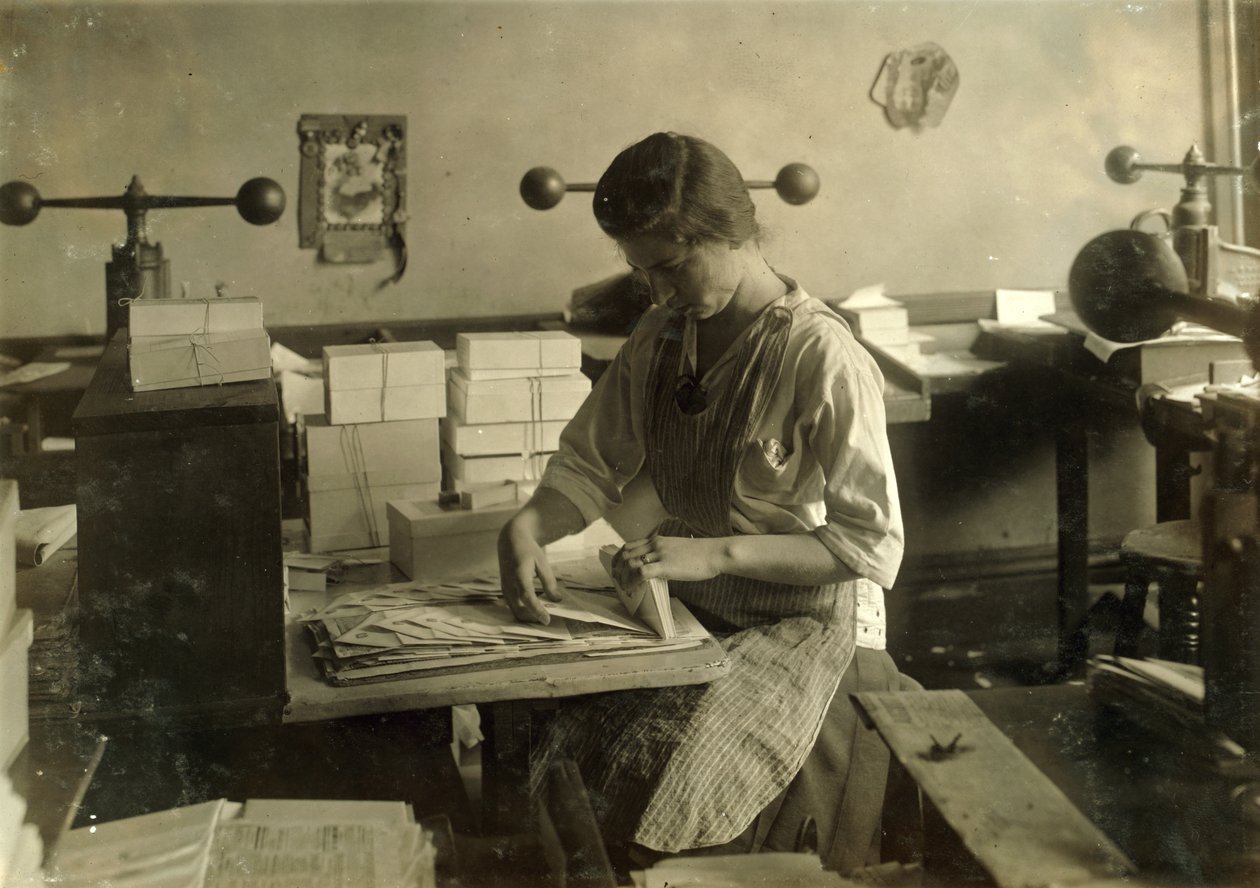 Patnáctiletá dívka stříhá raznice v lisovně Harryho C. Taylora na Court Street 61 v Bostonu ve státě Massachusetts. od Lewis Wickes Hine