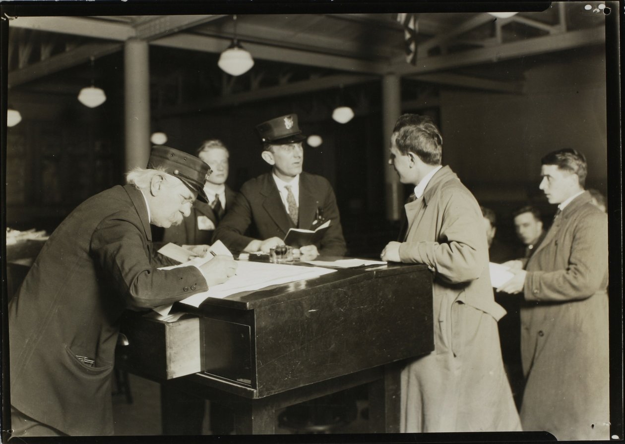 Přiblížení ostrova Ellis Island od Lewis Wickes Hine