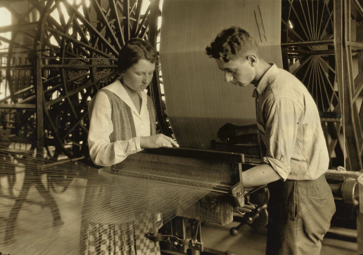 Chlapec a dívka pracující na tkalcovském stavu v továrně Cheney Silk Mills v jižním Manchesteru ve státě Connecticut. od Lewis Wickes Hine