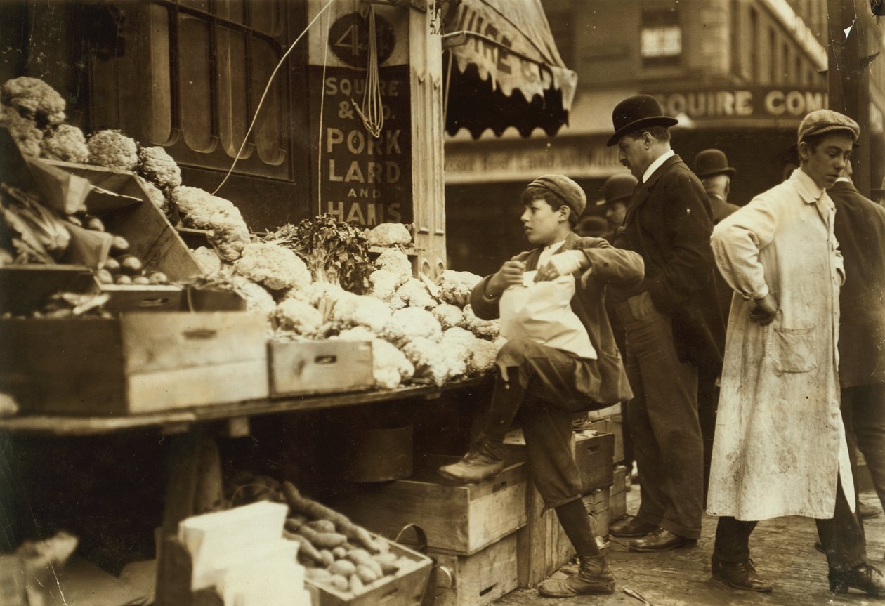 Chlapec pracující u stánku s produkty v Bostonu, Massachusetts od Lewis Wickes Hine