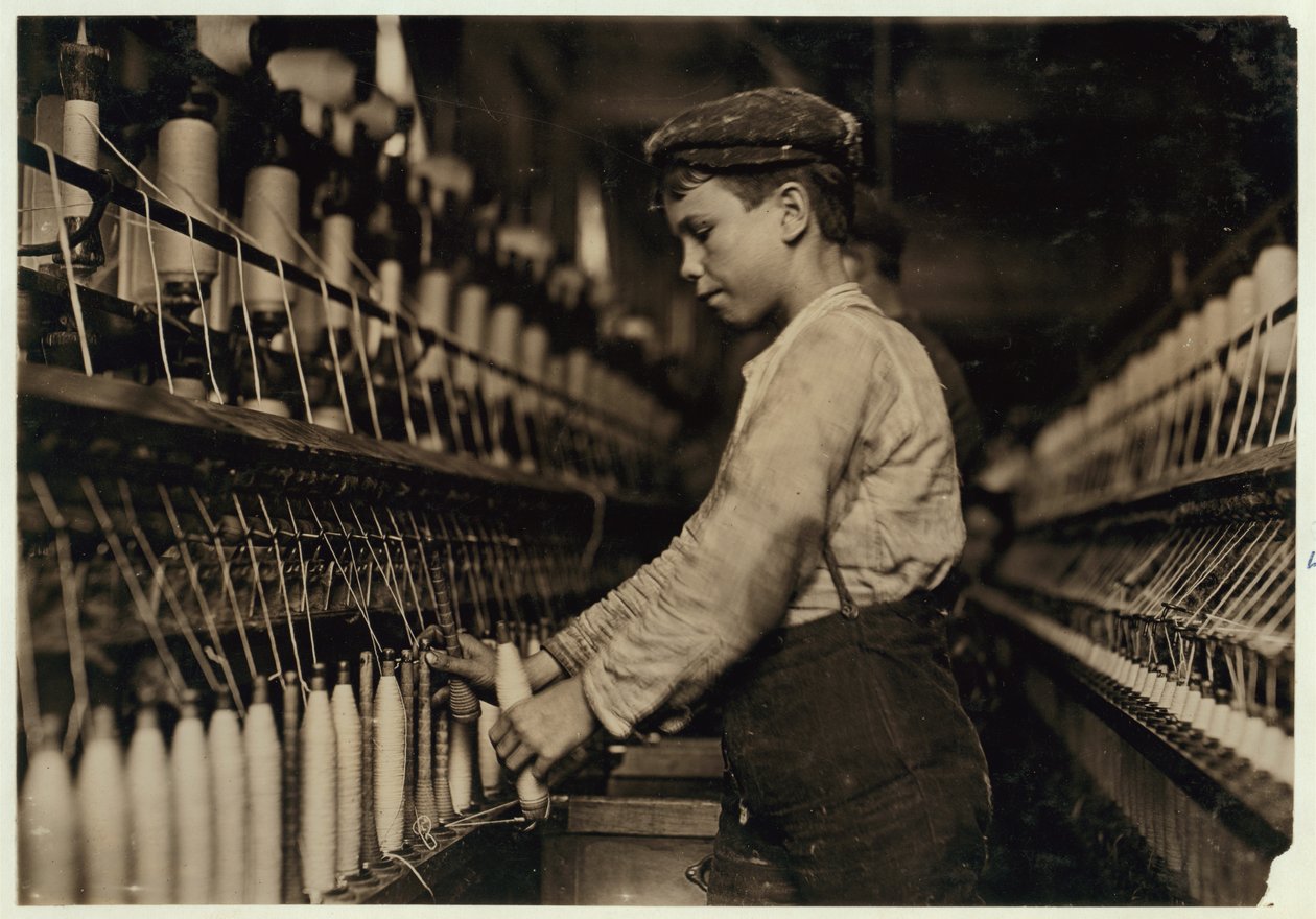 Doffer nahrazuje plné cívky v Globe Cotton Mill, Augusta, Georgia, 1909 od Lewis Wickes Hine