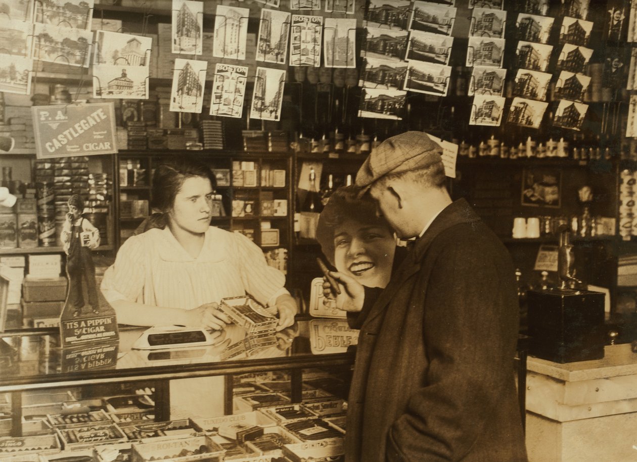 Čtrnáctiletý prodavač v obchodě s doutníky v Bostonu ve státě Massachusetts. od Lewis Wickes Hine