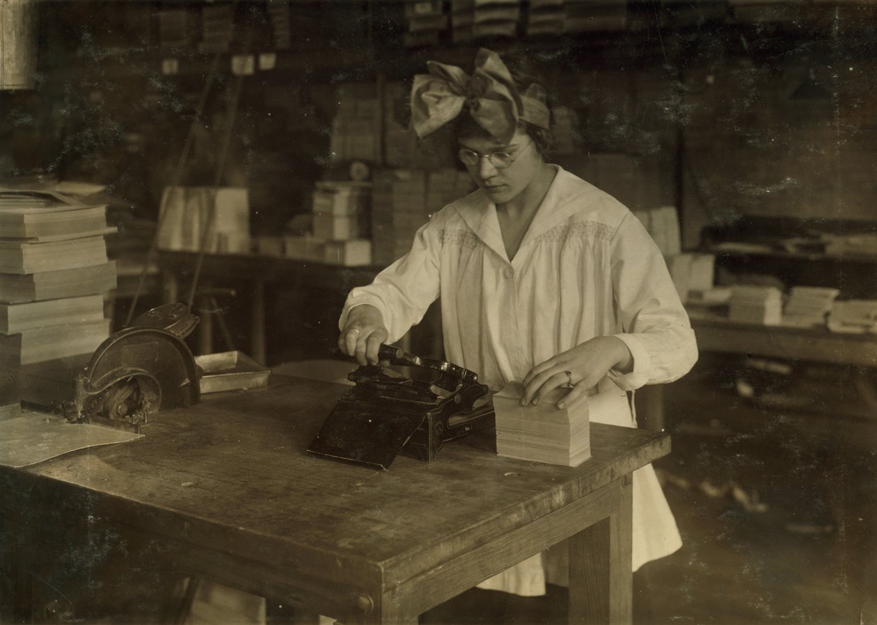 Dívka razítkující štítky ve firmě Boston Index Card Co. na Purchase Street 113 v Bostonu, Massachusetts. od Lewis Wickes Hine