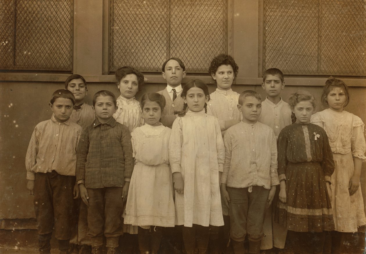 Skupina dětí přistěhovalců ve Washingtonově škole v Bostonu, Massachusetts od Lewis Wickes Hine