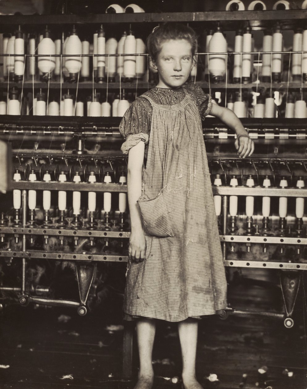 Addie Card, 12 let. Přadlena v bavlnářské továrně v North Pownalu ve státě Vermont od Lewis Wickes Hine