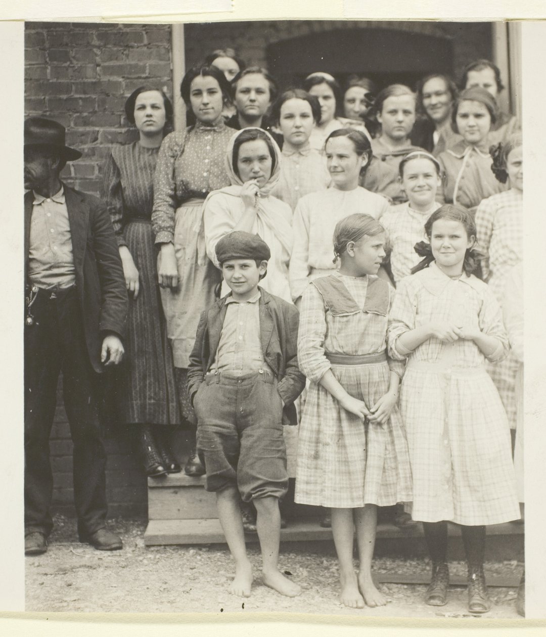 Všichni pracují ve Walker County Hosiery Mills, Lafayette, Georgia. od Lewis Wickes Hine
