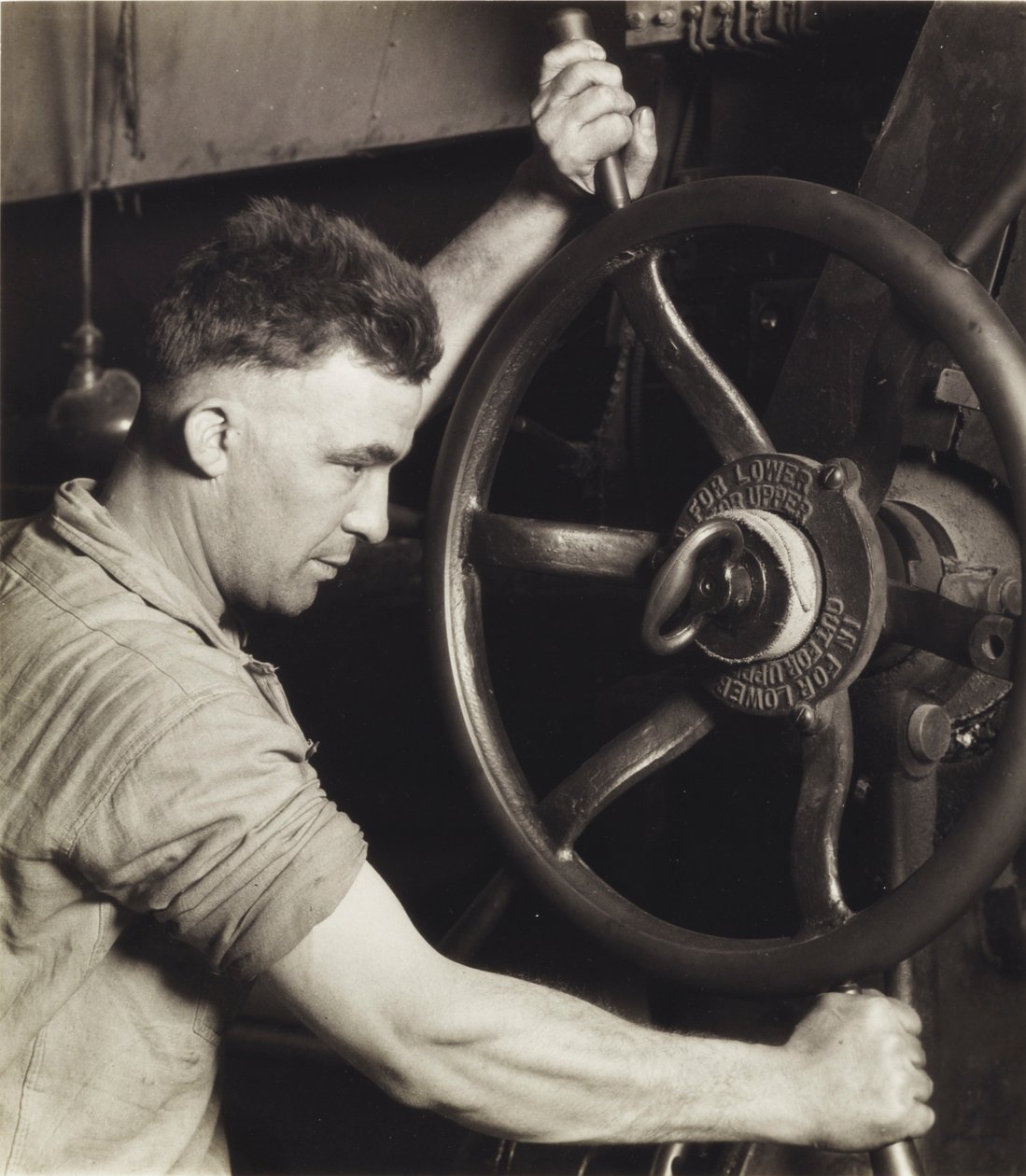 Průmyslový design: Pennsylvania Rubber Co. na ovládacím kole velkého kalendáře - Výroba pneumatik pro automobily, 20. léta, tištěná 30. léta od Lewis Wickes Hine