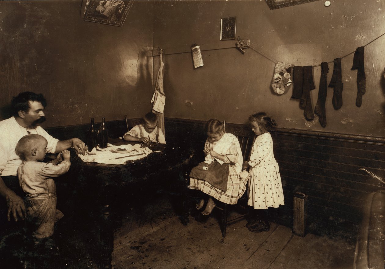 Annie Fedeleová pracuje na háčkování v kuchyni svého činžovního domu v Sommerville ve státě Massachusetts. od Lewis Wickes Hine