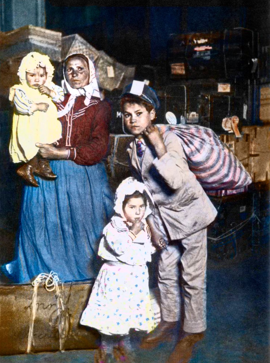 Příjezd rodiny italských přistěhovalců na Ellis Island (New York) ve Spojených státech v roce 1905. od Lewis Wickes Hine