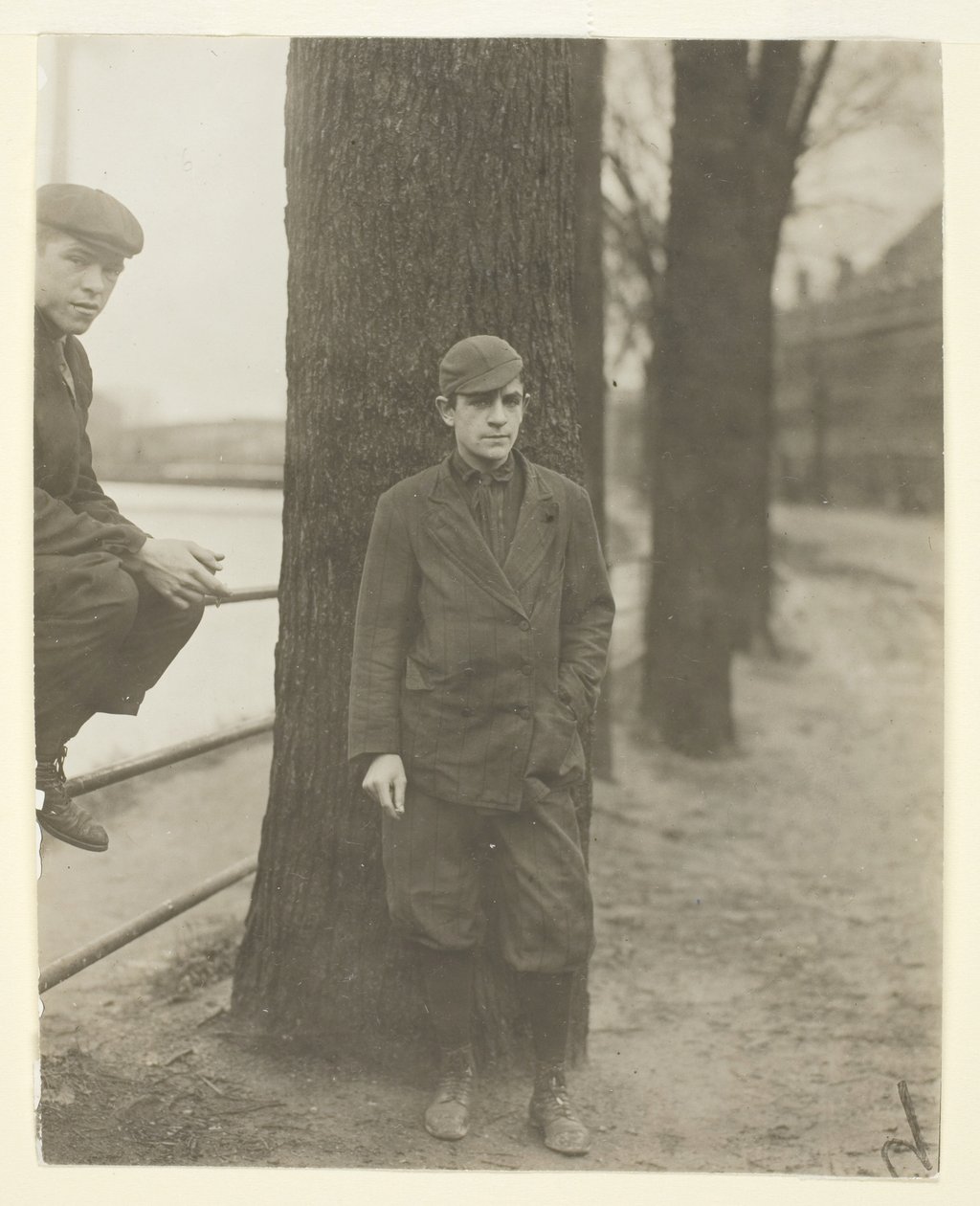 Chlapec z bělidla, Leon Halcourt, 16 let, Lawrence, Massachusetts od Lewis Wickes Hine