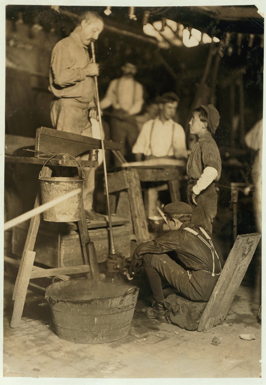 Blower and form boy v Seneca Glass Works, Morgantown, West Virginia, 1908 od Lewis Wickes Hine
