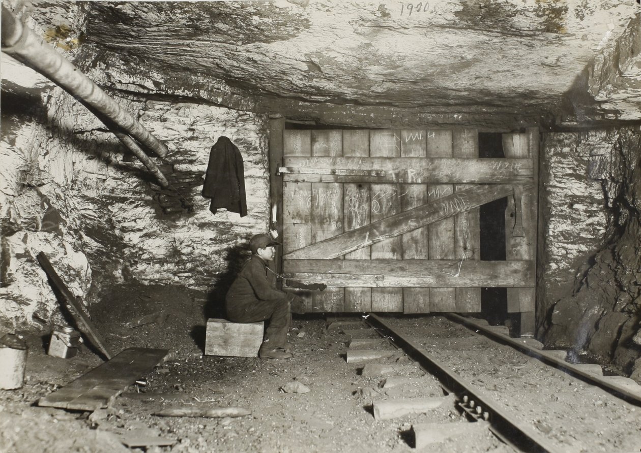 Chlapec čekající na uhlí, které má přijít přes řeku od Lewis Wickes Hine