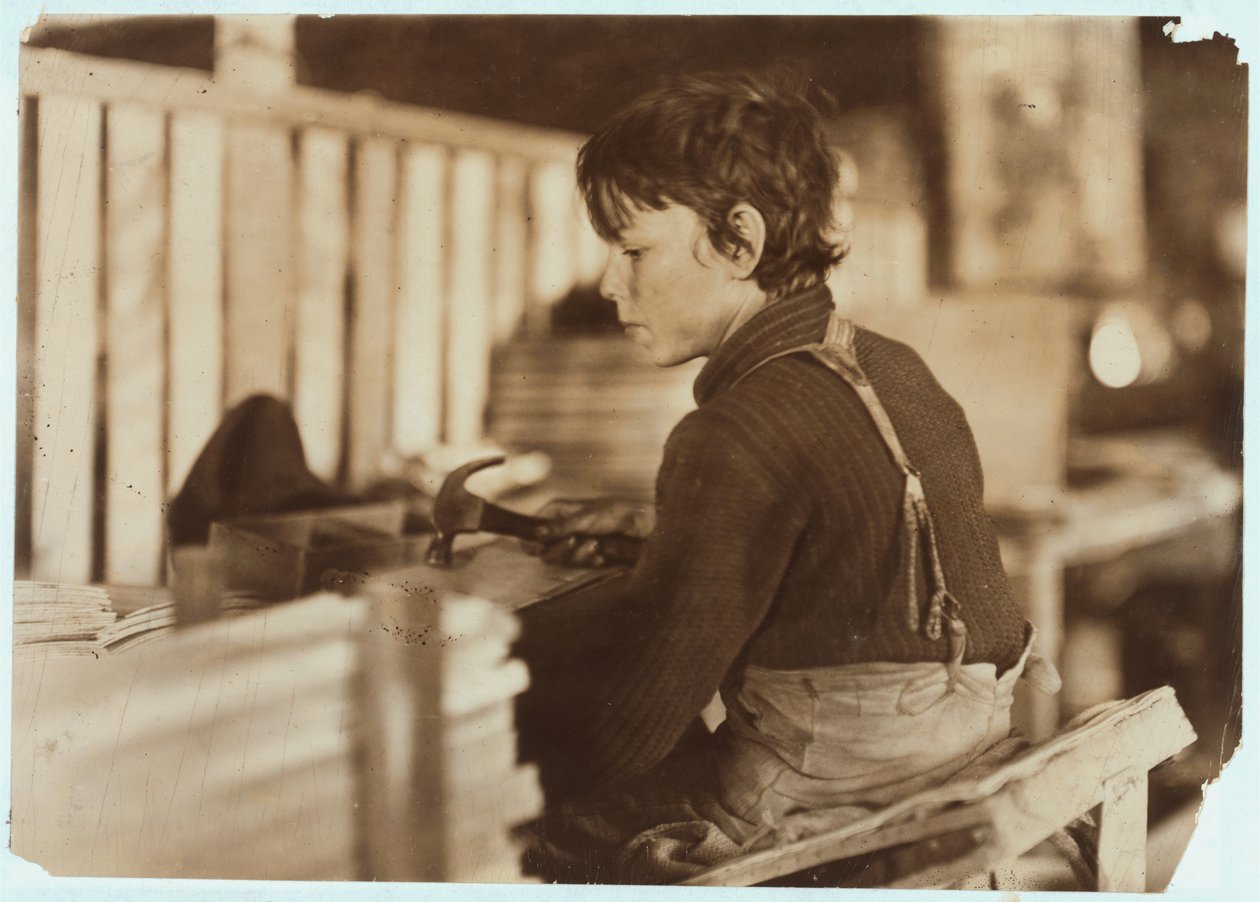 Chlapec vyrábí košíky na melouny v Evansville, Indiana, 1908 od Lewis Wickes Hine