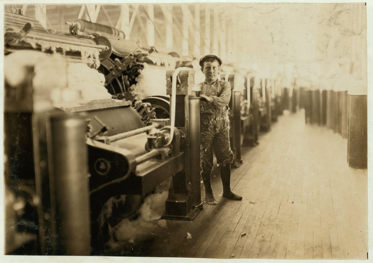 Chlapecký zametač na mykacích strojích v Lincoln Cotton Mills, Evansville, Indiana s nohama v punčochách na kluzké podlaze, 1908 od Lewis Wickes Hine