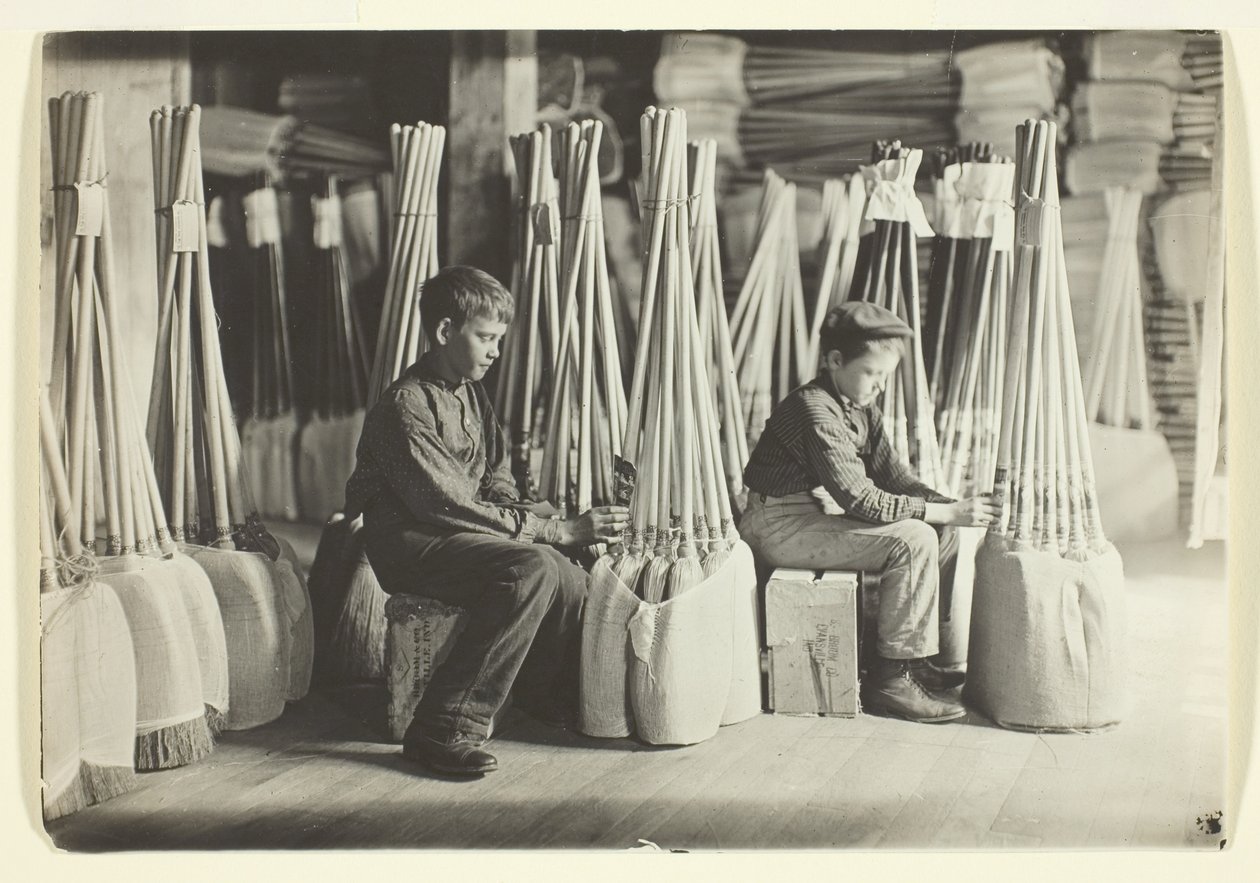Chlapci v balírně, Brown Mfg Company, Evansville, Ind. od Lewis Wickes Hine