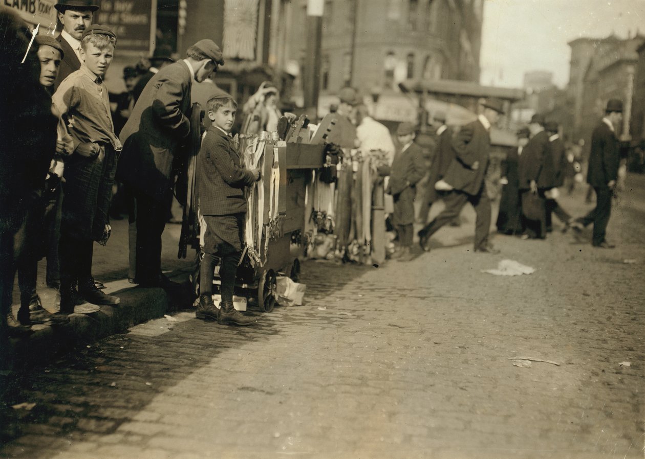Chlapci prodávající zboží na ulici v Bostonu, Massachusetts od Lewis Wickes Hine