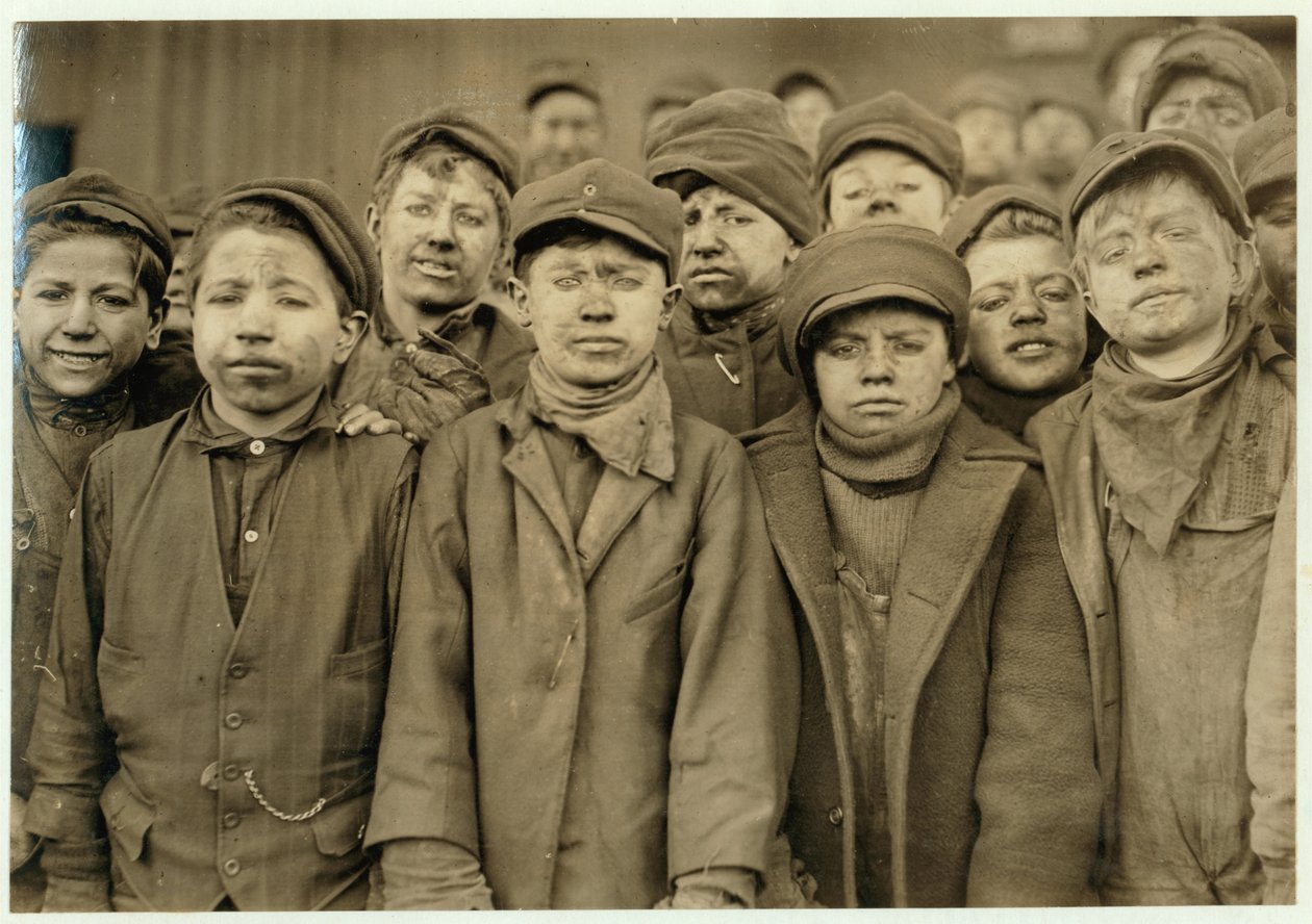 Breaker boys (kteří třídí uhlí ručně) v Hughestown Borough Coal Co. Pittston, Pennsylvania, 1911 od Lewis Wickes Hine