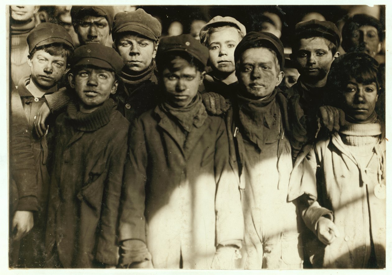 Breaker boys (kteří třídí uhlí ručně) v Hughestown Borough Coal Co. Pittston, Pennsylvania, 1911 od Lewis Wickes Hine