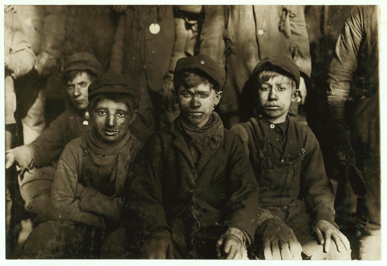 Breaker boys (kteří třídí uhlí ručně) v Hughestown Borough Coal Co. Pittston, Pennsylvania, 1911 od Lewis Wickes Hine