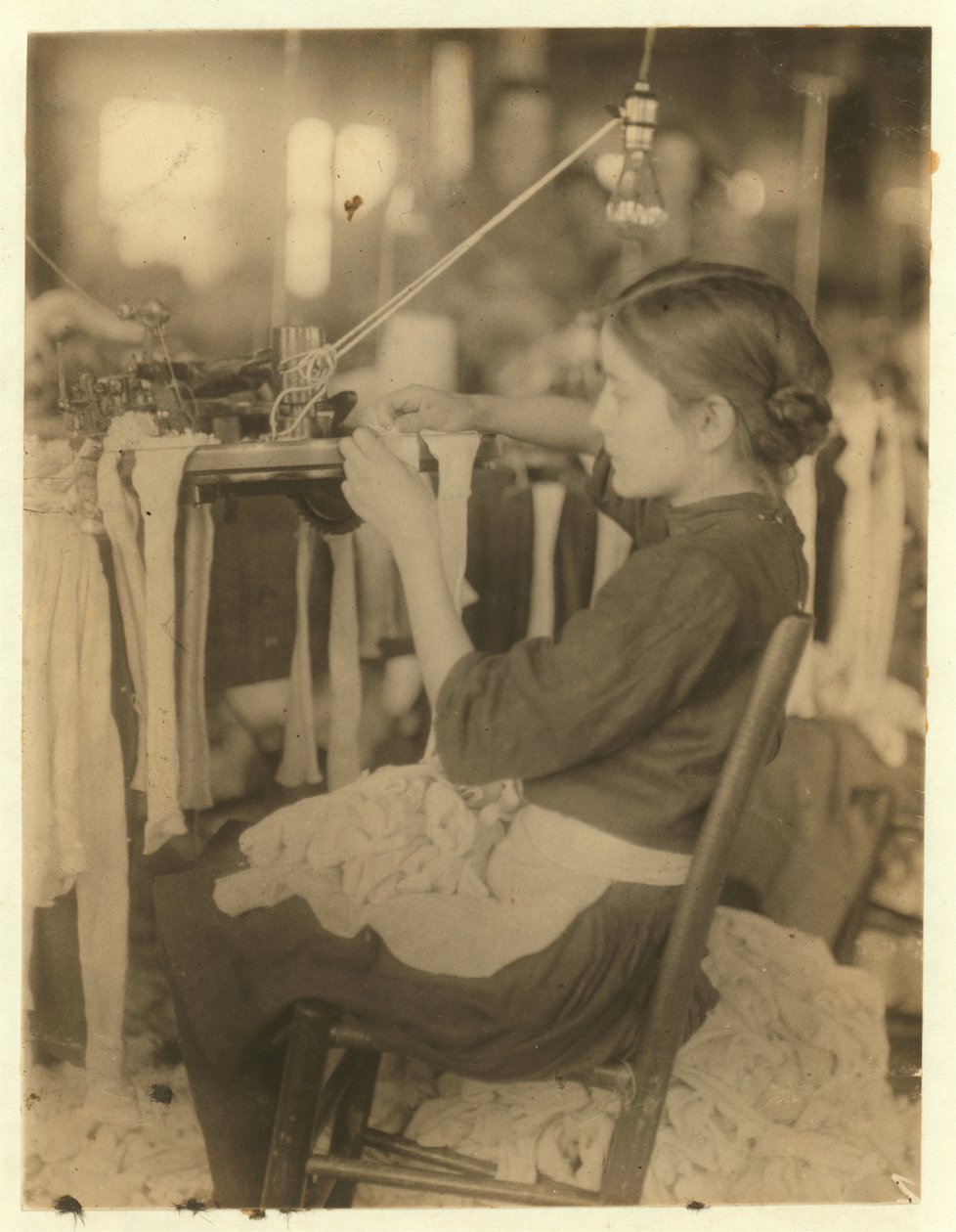 Cherokee Hosiery Mill, Řím, Georgia zaměstnávající obraceče a smyčkovače ve věku 8 a 9 let, 1913 od Lewis Wickes Hine