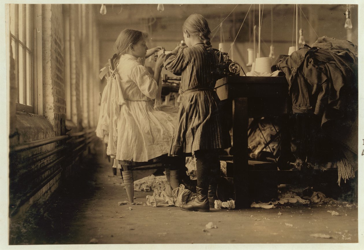 Dětský raveler a looper v Loudon Hosiery Mills, Tennessee, 1910 od Lewis Wickes Hine