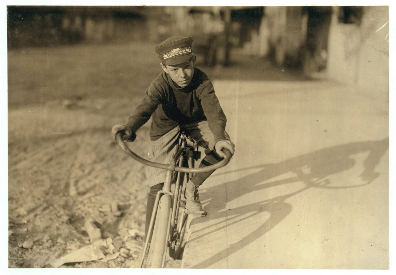 Curtin Hines ve věku 14 let, poslíček Western Union po dobu 6 měsíců, Houston, Texas, 1913 od Lewis Wickes Hine