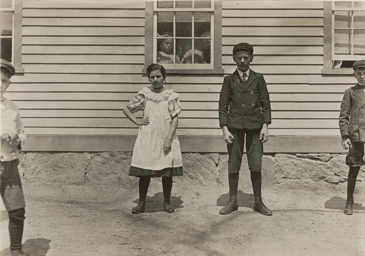 Edward St. Germain a jeho sestra Delia, dělníci v mlýně, Phoenix, Rhode Island, duben 1909, 3379. od Lewis Wickes Hine