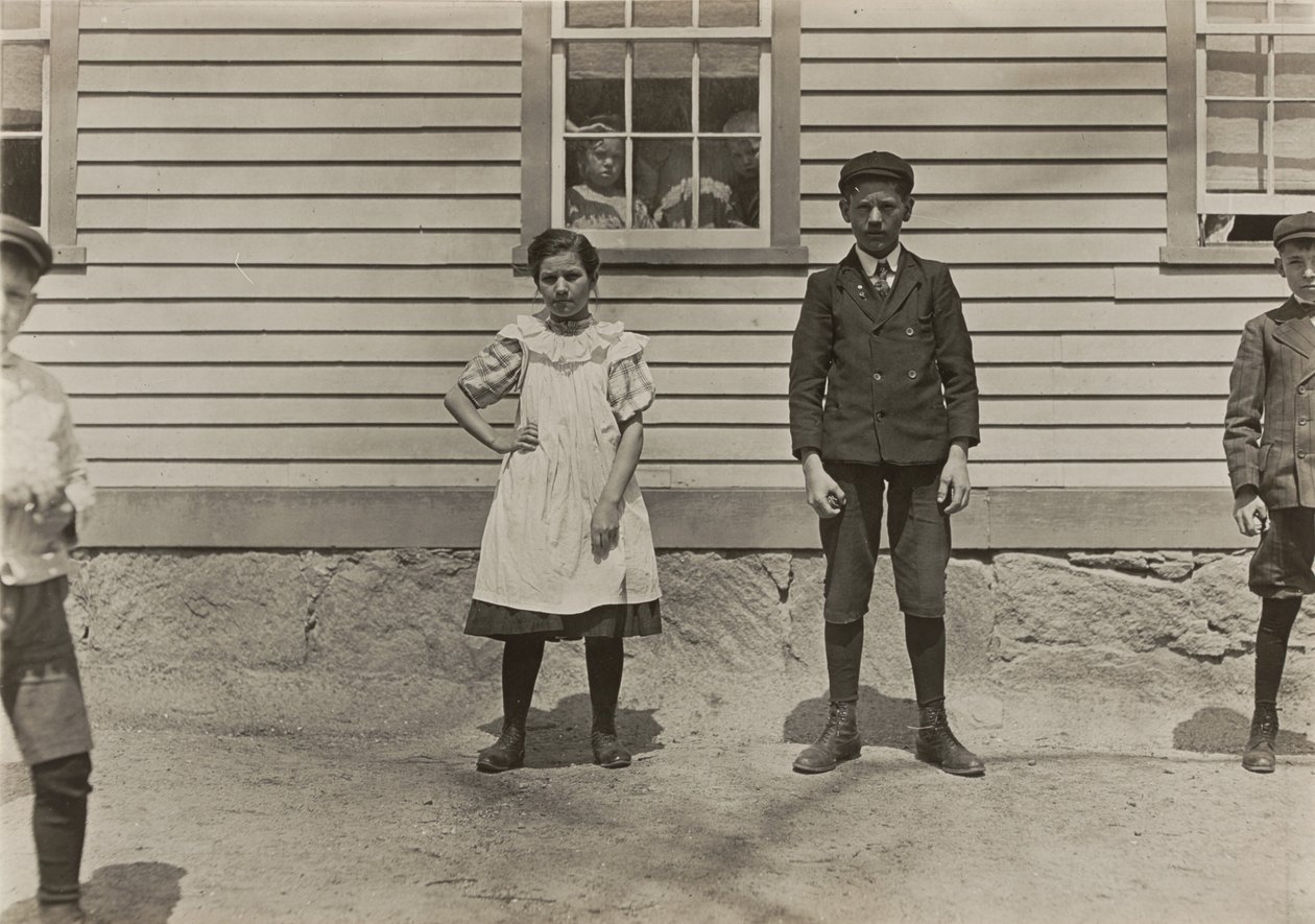 Edward St. Germain a jeho sestra Delia, dělníci v mlýně, Phoenix, Rhode Island, duben 1909 od Lewis Wickes Hine