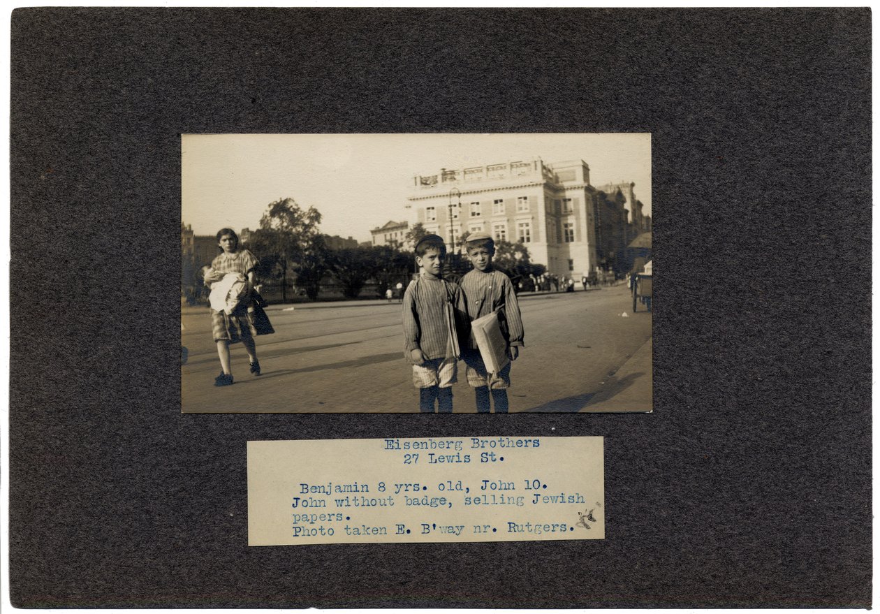 Bratři Eisenbergové, Lewis Street 27, New York City, cca 1910-13 od Lewis Wickes Hine