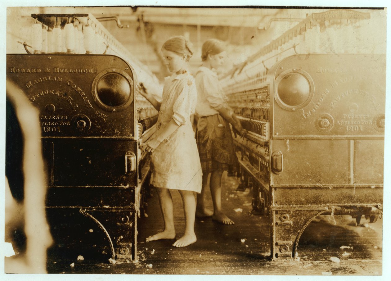 Elsie a Sadie pracující v Yazoo City Yarn Mills, Mississippi, řekly, že jim bylo 13 let, 1911 od Lewis Wickes Hine